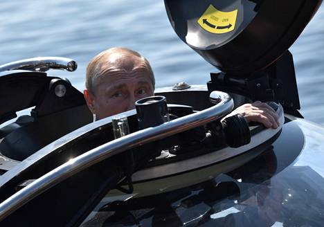 Putin pääsi sukellusaluksen kyytiin Suursaaren edustalla vuonna 2019.