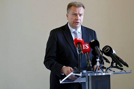 Puolustusministeri Antti Kaikkonen kommentoi ajankohtaista tilannetta eduskunnan Valtiosalissa Helsingissä 21. syyskuuta 2022.