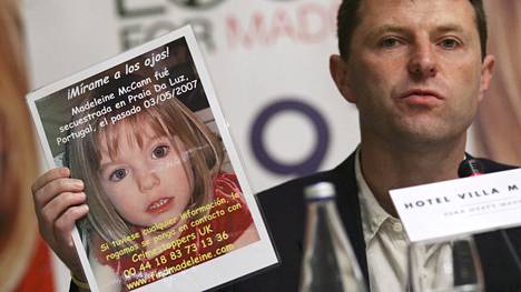 Gerry McCann piteli kadonneen tyttärensä Madeleinen kuvaa tiedotustilaisuudessa vuonna 2007.