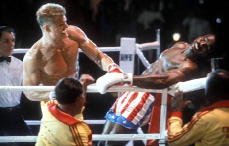 Rocky IV -elokuvassa Ivan Drago (vas.) lyö niin voimakkaita lyöntejä, että Apollo Creed (oik.) menehtyy.