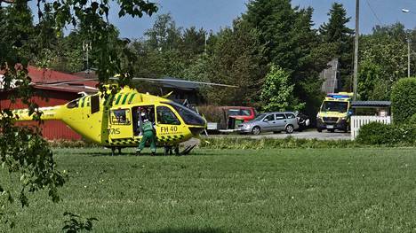 Silminnäkijän mukaan uhri kuljetettiin helikopterilla sairaalaan. 