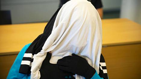 Baraa Ahmed Saeed Al Dawayma peitti kasvonsa Oulun käräjäoikeudessa viime kuussa.