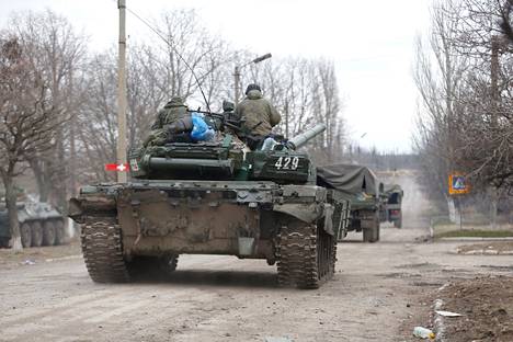 Venäläistankit vyöryivät Donetskin alueella 1. maaliskuuta viikko sodan alkamisen jälkeen.