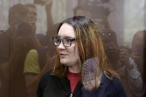 Marija Dubovik kuvattuna oikeuden istunnossa torstaina istumassa lasiseinäisen syytettyjen kopin sisällä. Dubovik päästettiin viiden kuukauden tutkintavankeuden jälkeen kotiarestiin, jonka aikana hän ei saa poistua kodin ulkopuolelle eikä käyttää puhelinta eikä nettiä.