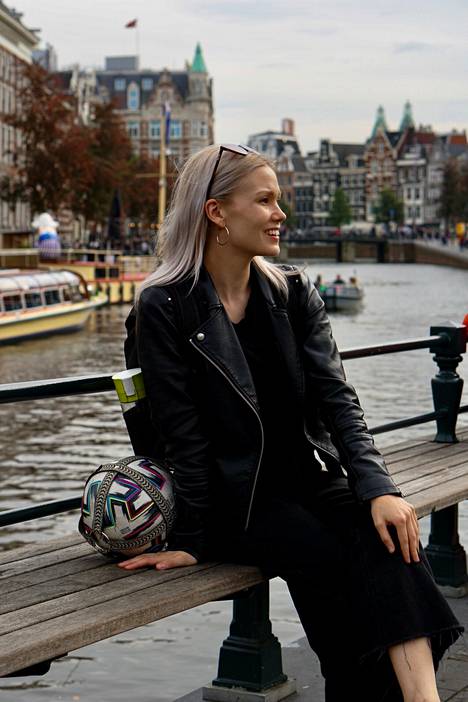 Kiertuelomilla Emmi käy esimerkiksi moikkaamassa ystäviään. Lokakuussa 2022 Zürichin esitysten jälkeen hän vieraili Amsterdamissa.