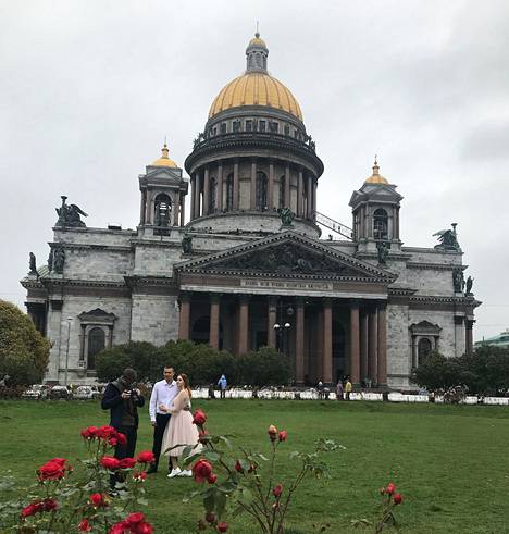 Hääpari poseerasi kuvaajalle Iisakin kirkon edustalla Pietarissa lokakuussa.