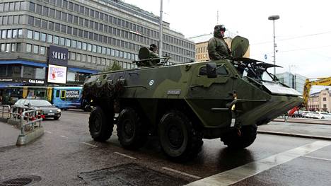 Puolustusvoimien miehistönkuljetusajoneuvo liikenteessä Kaivokadulla Helsingin keskustassa. Suomi ei ole kertonut tarkkoja tietoja Ukrainaan lähetetystä avusta, mutta apuun on väitetty kuuluvan miehistönkuljetusajoneuvoja.