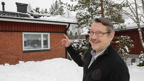 Tuusulalaisella Jukka Ollikainen on asentanut katolleen aurinkopaneelit. Talossa on takka ja ilmalämpöpumppu, jotka ylläpitävät peruslämpöä ja kosteissa tiloissa aina päällä oleva lattialämmitys.