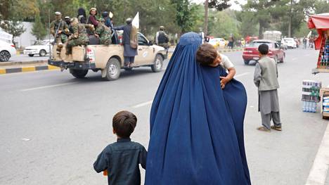 Naisten ja tyttöjen asema ei ole parantunut uuden hallinnon aikana, vaikka Taleban on niin luvannut. Tämä kuva Kabulista on otettu Talebanin valtaannousun vuosipäivänä maanantaina.