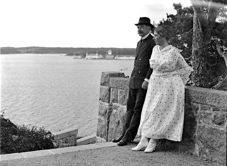 Tuore aviopari Naantalin Kultarannassa kesällä 1920.