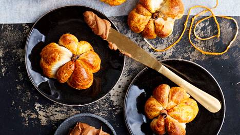 Poista paistonaru ja kanelitanko ennen kuin haukkaat croissantkurpitsaa.