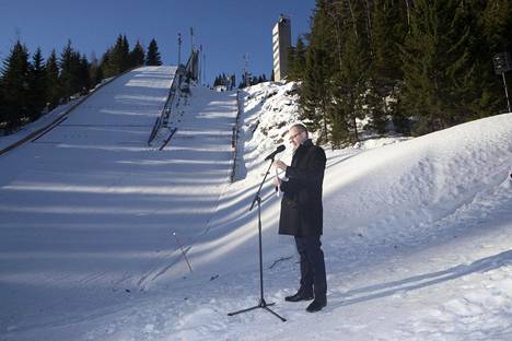 Jyväskylän kaupunginjohtaja Timo Koivisto piti muistopuheen mäkilegenda Matti Nykäselle mäkihypyn SM-kilpailuissa Jyväskylän Laajavuoressa 17. helmikuuta.
