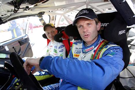 Marcus ”Bosse” Grönholm ja Mikko Hirvonen kaasuttelivat tallitovereina Fordilla MM-kaudella 2007. Jyväskylän MM-rallissa Hirvonen ajoi kaasu lattiassa ja sai havahdutettua Grönholmin ennenkuulumattomalla tavalla. 
