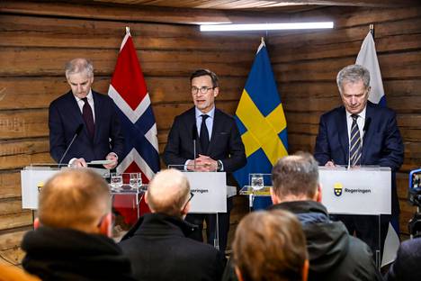 Tutkija Henri Vanhasen mukaan Suomi ja mahdollisesti myös Norja voisivat luvata Ruotsille erikseen oman turvatakuun Ruotsille naapurimaansa Nato-jäsenyyden toteutumiseen asti. Norjan pääministeri Jonas Gahr Støre (1. vasemmalla) ja Suomen tasavallan presidentti Sauli Niinistö (1. oikealla) vierailivat Ruotsin pääministerin Ulf Kristerssonin kartanolla Harpsundissa helmikuussa 2022.