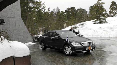 Sauli Niinistö ja Jenni Haukio saapuivat Mäntyniemeen tasavallan presidentin virka-autolla.