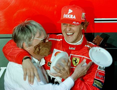 Michael Schumacher gewann mit Ferrari fünf Weltmeisterschaften.  Auf dem Foto schlägt er Bernie Ecclestone mit dem Kuchen, den er in seinem 100. Rennen gewonnen hat, ins Gesicht.