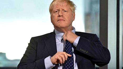 Pääministeri Boris Johnson sääti kravattiaan valmistautuessaan BBC:n tv-haastatteluun sunnuntaina.