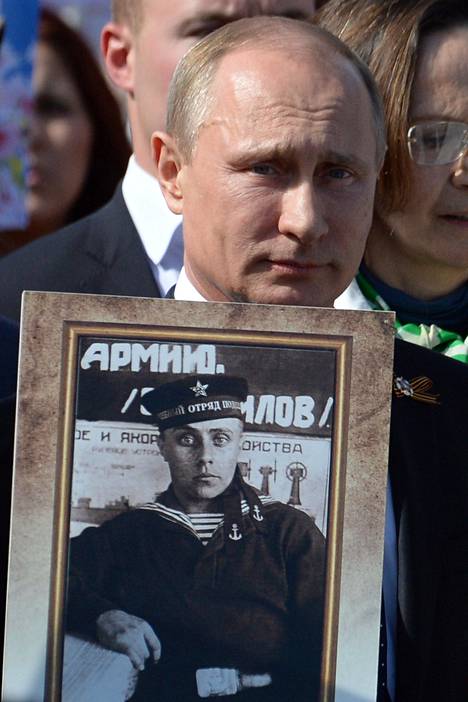 Vapaaehtoisena sotaan osallistunut Vladimir Spiridonovitsh Putin haavoittui vakavasti taisteluissa Leningradin lähistöllä.