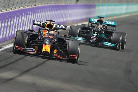Max Verstappen ja Lewis Hamilton ratkaisevat maailmanmestaruuden ensi sunnuntaina Abu Dhabissa. 