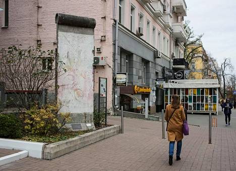 Saksan suurlähetystö ja muurielementti Kiovassa, Ukrainassa.