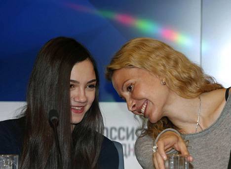 Tutberidze ja Medvedeva naurattivat toisiaan vielä maaliskuussa 2018. Pari kuukautta myöhemmin välit menivät poikki.