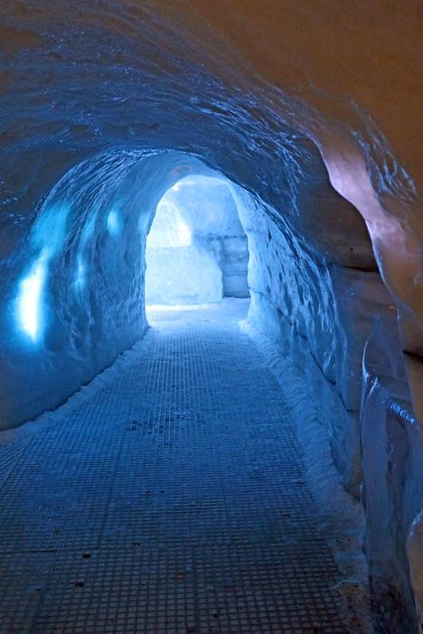 Perlan-museossa voi ihastella 100 metrin mittaista jääluolaa.