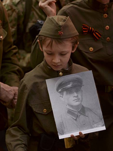 Moskovassa Kuolemattoman rykmentin marssille osallistunut poika kantoi sylissään kuolleen sukulaisensa kuvaa.