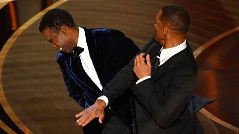 Viime vuoden Oscareissa nähty välikohtaus jäi historiaan. Nyt Chris Rock latasi täyslaidallisen Will Smithistä.