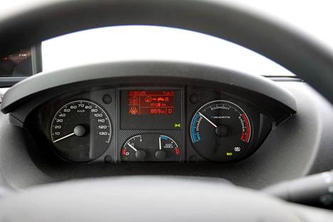 Nopeusmittarin skaalausta on muutettu ja muille polttomoottoriauton mittareille keksitty (väkisin) sähköautoiluun liittyvät tehtävät.