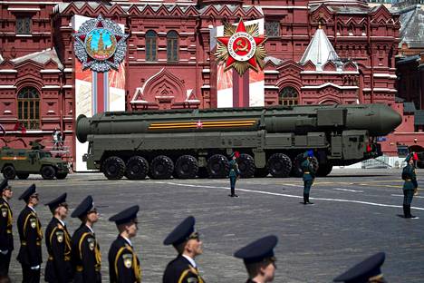 Venäjän armeijan RS-24 Yars ballistinen ohjusjärjestelmä liikkui Punaisen torin läpi Voitonpäivän sotilasparaatin aikana Moskovassa 24. kesäkuuta 2020.