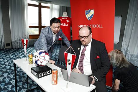 Puheenjohtaja Christoffer Perret (oik.) vakuutti HIFK:n seuraväelle, ettei seuran klassista logoa, sen perinteitä tai historiaa pantu kaupan.