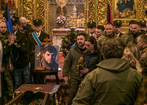 Sanna Marin laski kukat kuolleen sotasankarin arkkuun presidentti Volodymyr Zelenskyin jälkeen.