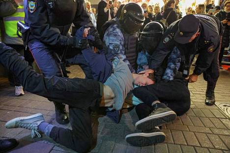Venäjällä valtiolla on tiukka kontrolli kansalaisyhteiskunnasta. Protestoija pidätetään liikekannallepanoa vastustavassa mielenosoituksessa syyskuussa 2022.