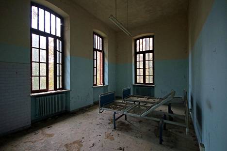 Sivurakennuksista löytyi tyhjillään olevia aulatiloja. Satunnaisesti huoneissa oli myös sairaalakalustoa.