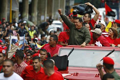 Chávez mittautti kannatustaan useissa vaaleissa ja epäluottamusäänestyksissä. Tässä hän heiluttaa autosta 23. tammikuuta 2009. Venezuelassa äänestettiin kolmisen viikkoa myöhemmin perustuslain muuttamisesta.