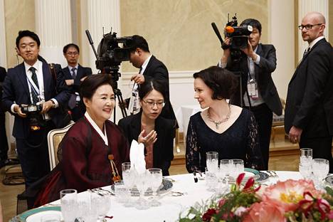 Rouva Haukio keskusteli Etelä-Korean presidentin puoliso Kim Jung-sookin (vas.) kanssa.