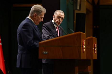 Suomen ja Turkin välisistä suhteista puhuttiin lämpimään sävyyn ja kumpikin presidentti kiitteli toinen toistaan. 