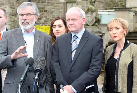 Pohjois-Irlannin Sinn Féin -puolueen puheenjohtaja Gerry Adams (vas.) piti puoluetoveriensa Martin McGuinessin ja Martina Andersonin kanssa lehdistötilaisuuden kansanäänestyksen tulosten selvittyä perjantaina.