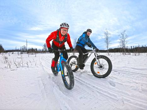 Talvipolut ovat auki läpi talven ja kevättalvella kokeillaan hankien kantavuutta pyöräillen. 