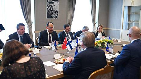 Turkin valtuuskunta tapasi keskiviikkona Ankarassa ensin Suomen ja sen jälkeen Ruotsin valtuuskunnan. Tämän jälkeen pidettiin yhteiskokous kolmen osapuolen kesken.