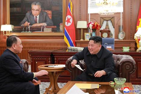 Kim Jong-un kuvattuna keskustelemassa Korean työväenpuolueen varapuheenjohtajan Kim Yong-cholin kanssa.