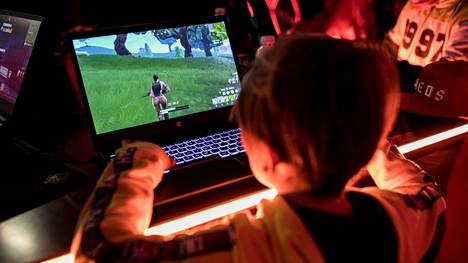 Fortnite sai monet vanhemmat hieromaan silmiään vuonna 2018, kun pelistä kasvoi valtava ja rajoja rikkonut ilmiö. Peli kiinnosti erityisesti teinejä ja ala-asteikäisiä. Kuvituskuva.