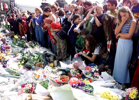 Näky Kensingtonin palatsin edustalla oli pysäyttävä. Ihmiset muistivat Dianaa kukkasin ja rukoilivat tämän nuorten poikien puolesta.