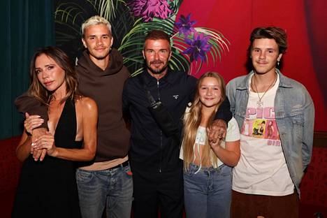 Kaikki Beckhamit vanhinta Brooklyn-poikaa lukuun ottamatta pelmahtivat elokuussa floridalaisen Gekko-ravintolan avajaisiin. Vasemmalta oikealle: Victoria, Romeo, David, Harper ja Cruz.