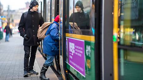 Helsingin kaupunki vuokraa mainostilaa esimerkiksi raitiovaunujen kyljistä.