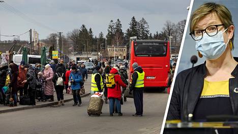 Sisäministeri Krista Mikkonen sanoo, että toistaiseksi Ukrainasta on tullut Suomeen vähän pakolaisia.Vasemmalla pakolaisia Medykan raja-asemalla Puolassa. 