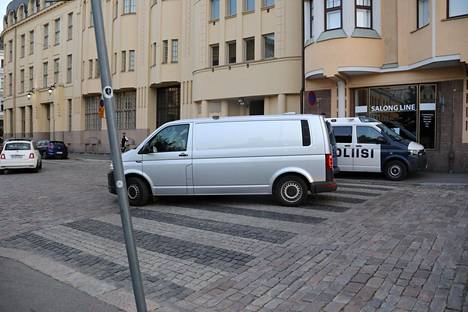 Murhasta epäilty mies asui Helsingin Kasarmikadulla. Poliisi suoritti kadulla ison operaation torstaina.