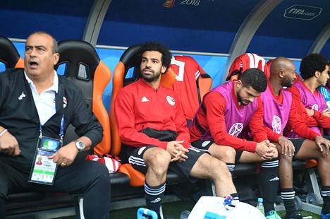 Salah seurasi Egyptin avausottelun Uruguayta vastaan penkiltä.