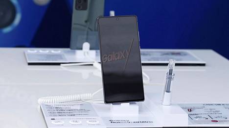 Samsung kerää ylivoimaisesti eniten listasijoituksia Suomen myydyimpien puhelinten listalla. Apple on selvä kakkonen.