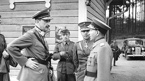 Marsalkka C.G. Mannerheim (vas.) yhdessä kenraaliensa Erik Heinrichsin (toinen oikealta) ja Paavo Talvelan kanssa jatkosodan aikana.